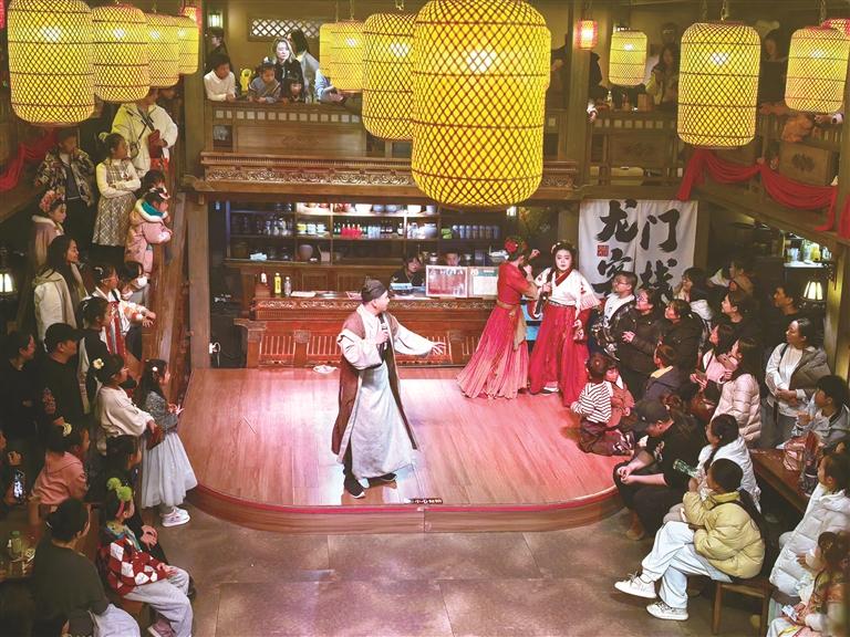 “风起大汉”沉浸式演艺街区焕新启幕